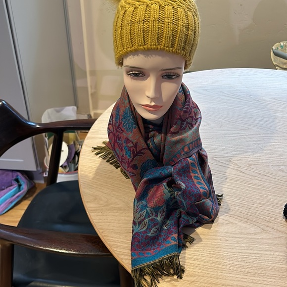 Beautiful light weight I believe scarf - Picture 3 of 7